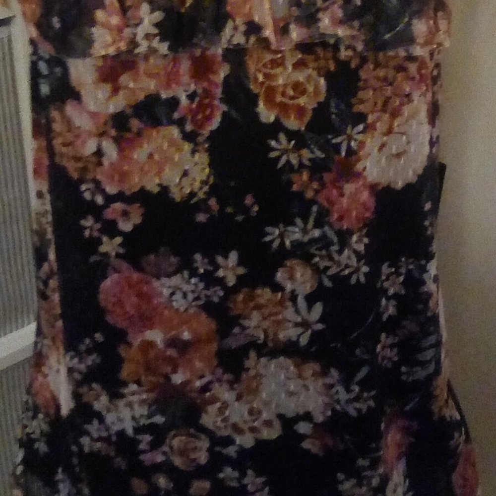 Women's Flowered Top - Picture 4 of 4
